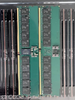 DRAM နှင့် NAND ဖလက်ရှ် ထောက်ပံ့မှု တိုးလာသည်- ကုန်သည် အစုလိုက် သိုလှောင်မှု မြင့်တက်လာခြင်း၊ DDR Memory စျေးနှုန်းသည် အထက်သို့ ရောက်ရှိလာသည်