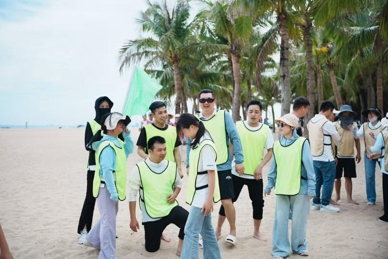 GUDGA အဖွဲ့သားများသည် Seaside Team-Building Event အတွက် အတူတကွ လာကြသည်။